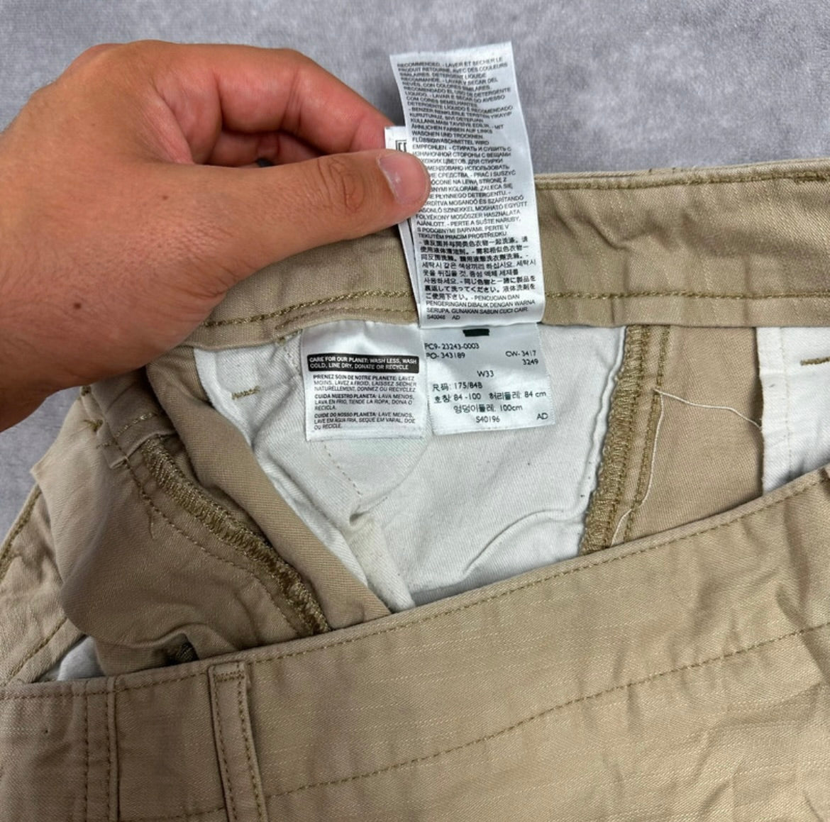Levis Cargo Shorts (W33)
