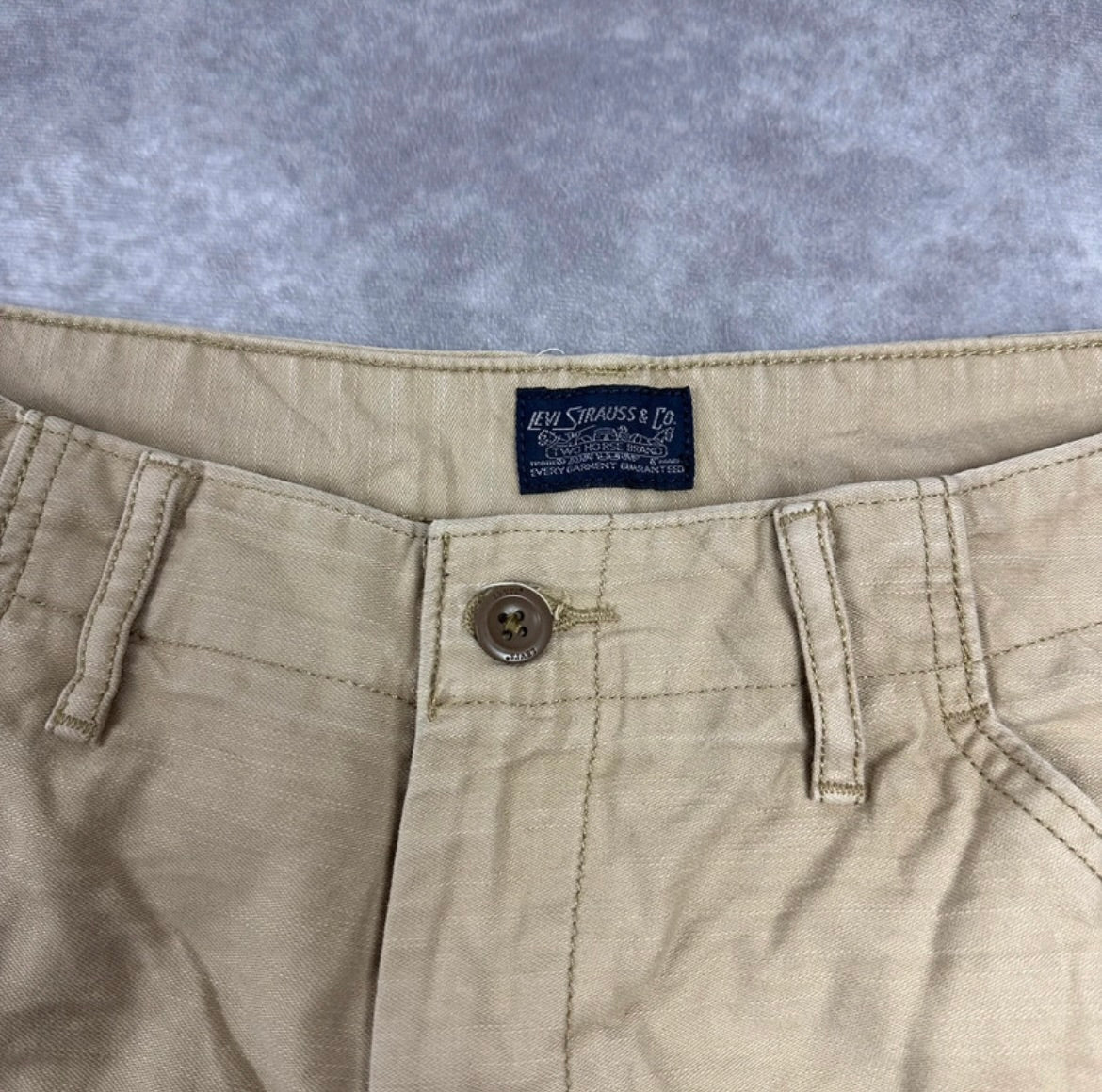 Levis Cargo Shorts (W33)